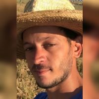 Câmeras flagram execução de jovem de 28 anos sentado durante show ao vivo em Costa Marques (RO)