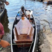 Mãe viaja de barco por horas para buscar corpo do filho assassinado em Maués (AM): “Ele vai me dar o último trabalho”