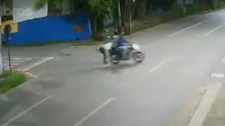 Mulher cai de moto por aplicativo e é atropelada por carro na Avenida Daniel de La Touche