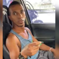 Consumidor de pornografia leva surra após deixar o pênis à mostra em posto de gasolina