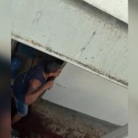 Homem tenta se matar cortando o pescoço com faca dentro de balsa em Manaus