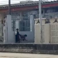 Casal é flagrado fazendo sexo em via pública na entrada da Estação de Olaria, no Rio de Janeiro (RJ)