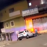 Viatura da PM atinge motociclista em fuga e bate em muro em Guarulhos (SP)