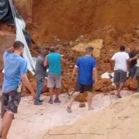 Quatro pessoas, incluindo pai, filho e tio, morrem soterradas em obra embargada em Cariacica (ES)